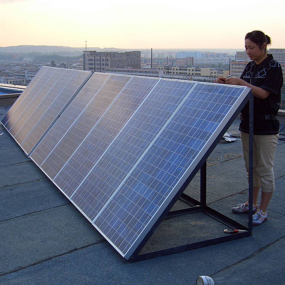2006年陕西榆林市政府太阳能备用电源安装现场