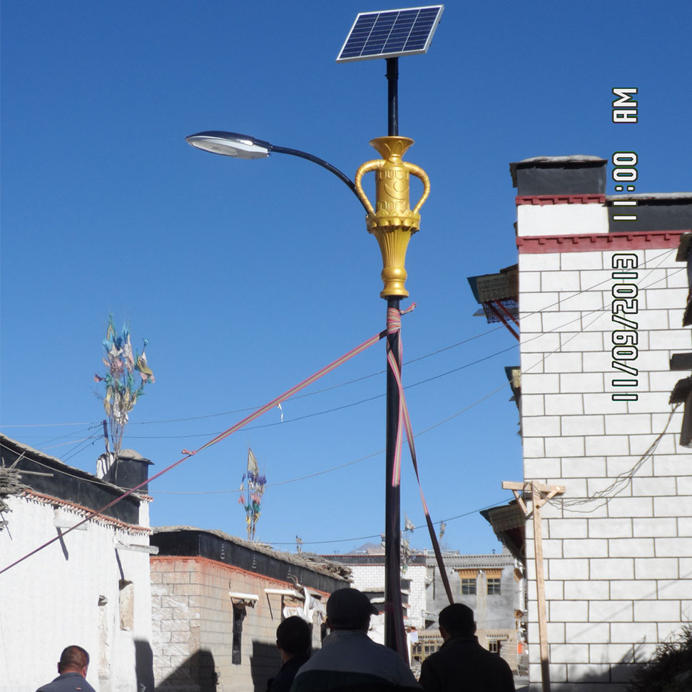 2013年西藏日喀则市太阳能路灯安装现场