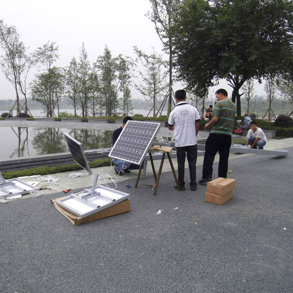2009年成都双流县中心公园太阳能灯安装 现场